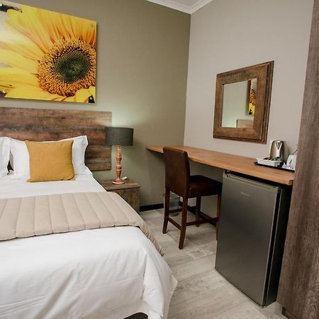 Vinique Guesthouse Mbombela Bagian luar foto