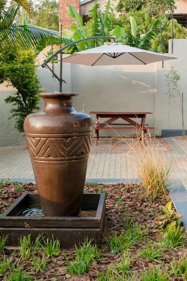 Vinique Guesthouse Mbombela Bagian luar foto